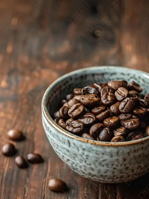 เมล็ดกาแฟคั่วในชามเซรามิกบนพื้นไม้สวยงาม