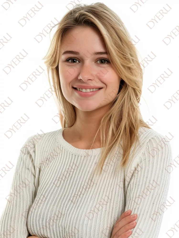 สาวสาวผมบลอนด์ยิ้มแย้มในเสื้อสเวตเตอร์สีขาว