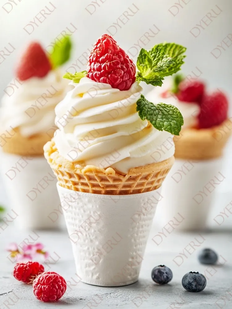 ไอศกรีมโคนรสวานิลลาตกแต่งด้วยผลไม้สดและใบสะระแหน่